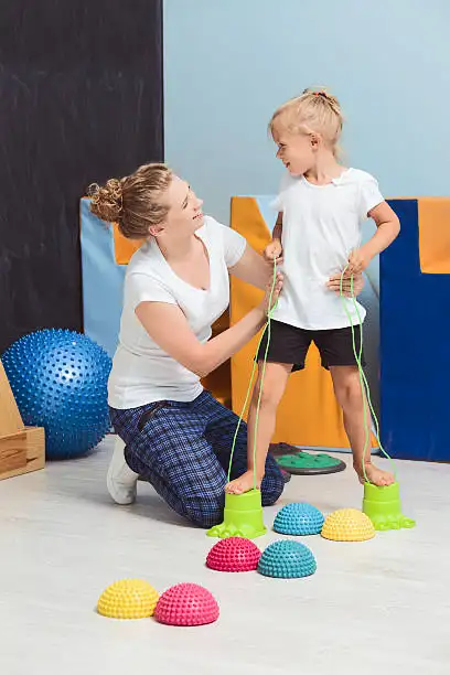 sensoryka w ogrodach montessori